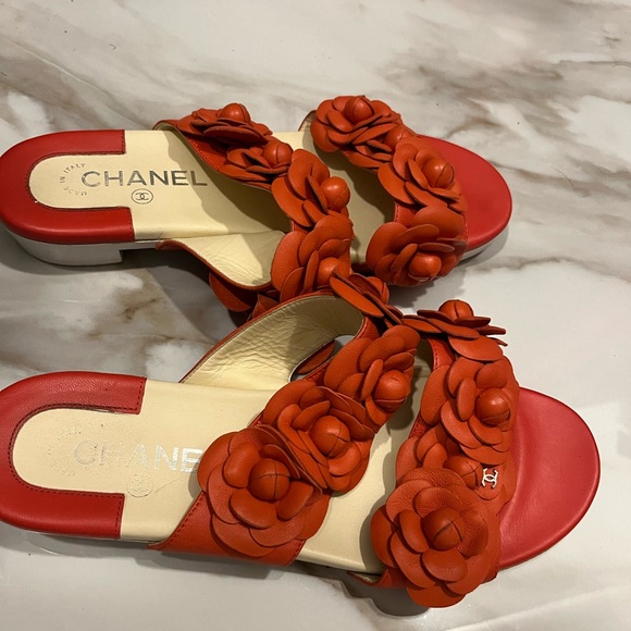 CHANEL FLORAL RED SLIDES - Picture 3 of 5